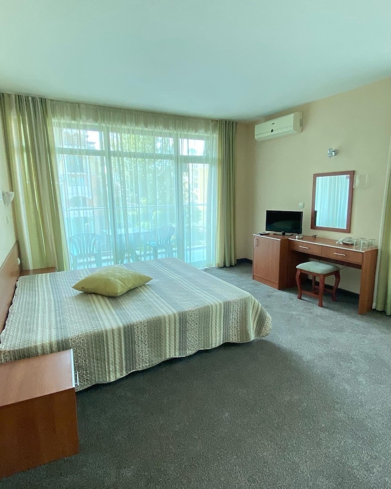 Hotel L&B - Free parking — Hotel rooms in Sunny Beach, Burgas Region