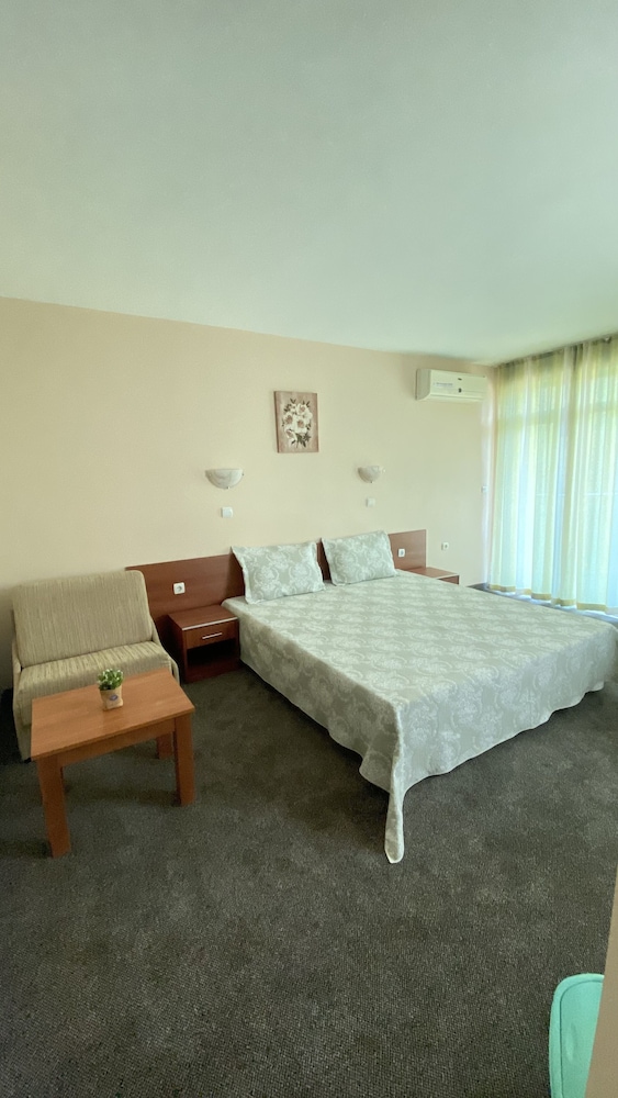 Hotel L&B - Free parking — Hotel rooms in Sunny Beach, Burgas Region