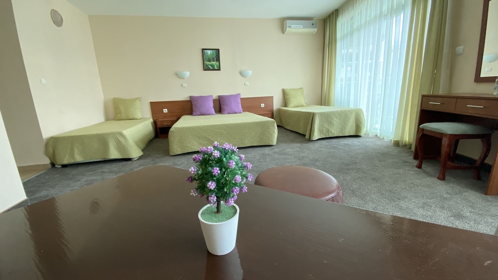 Hotel L&B - Free parking — Hotel rooms in Sunny Beach, Burgas Region