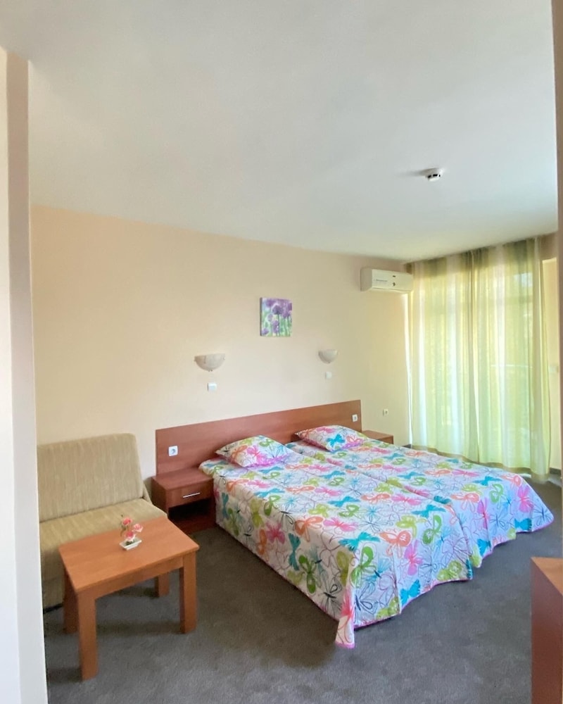 Hotel L&B - Free parking — Hotel rooms in Sunny Beach, Burgas Region