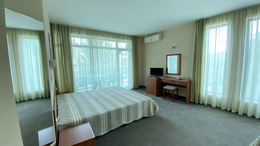 Hotel L&B - Free parking — Hotel rooms in Sunny Beach, Burgas Region
