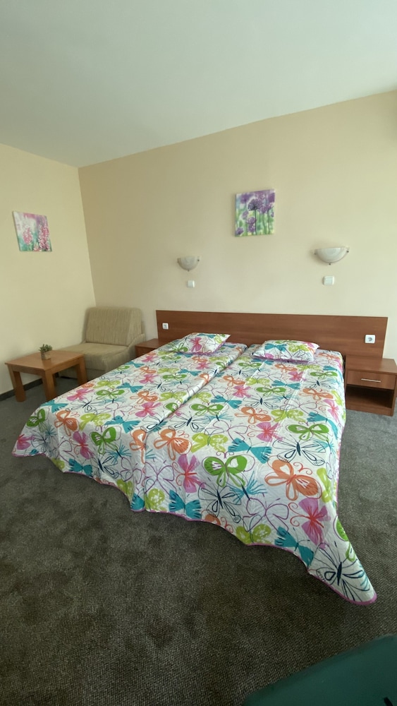 Hotel L&B - Free parking — Hotel rooms in Sunny Beach, Burgas Region