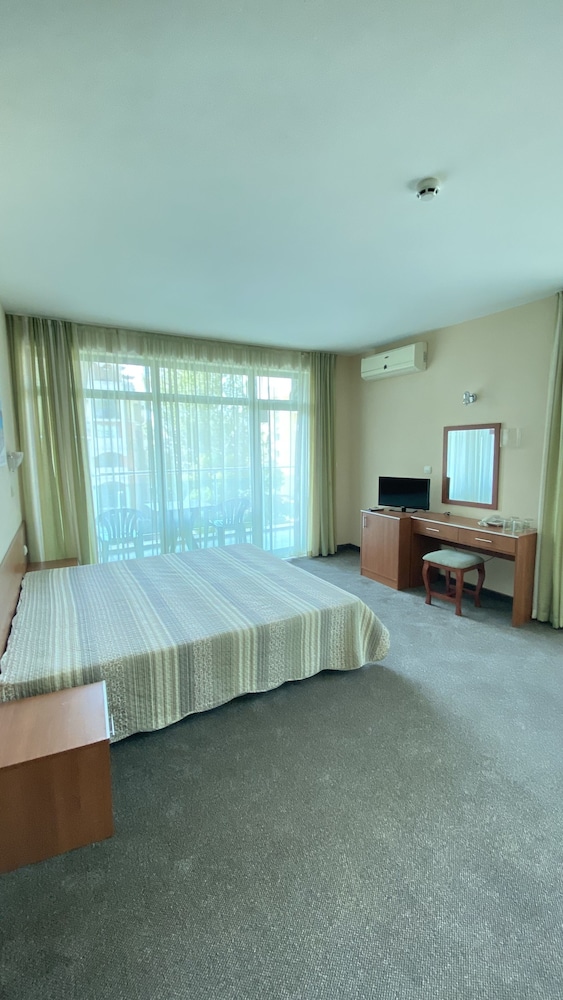 Hotel L&B - Free parking — Hotel rooms in Sunny Beach, Burgas Region