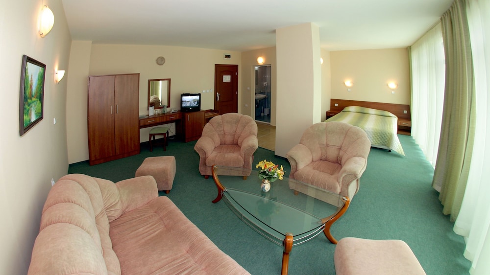 Hotel L&B - Free parking — Hotel rooms in Sunny Beach, Burgas Region