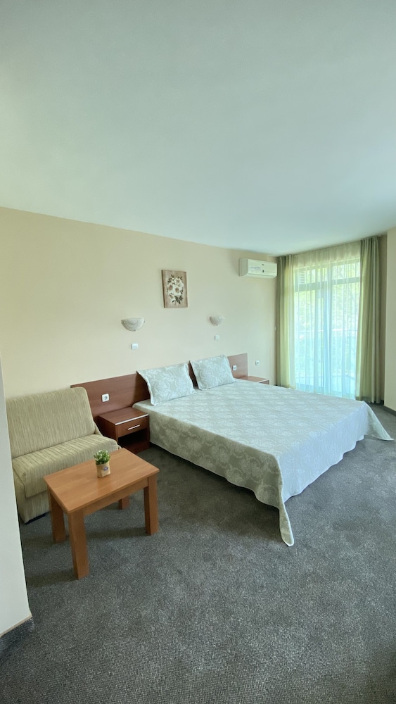 Hotel L&B - Free parking — Hotel rooms in Sunny Beach, Burgas Region
