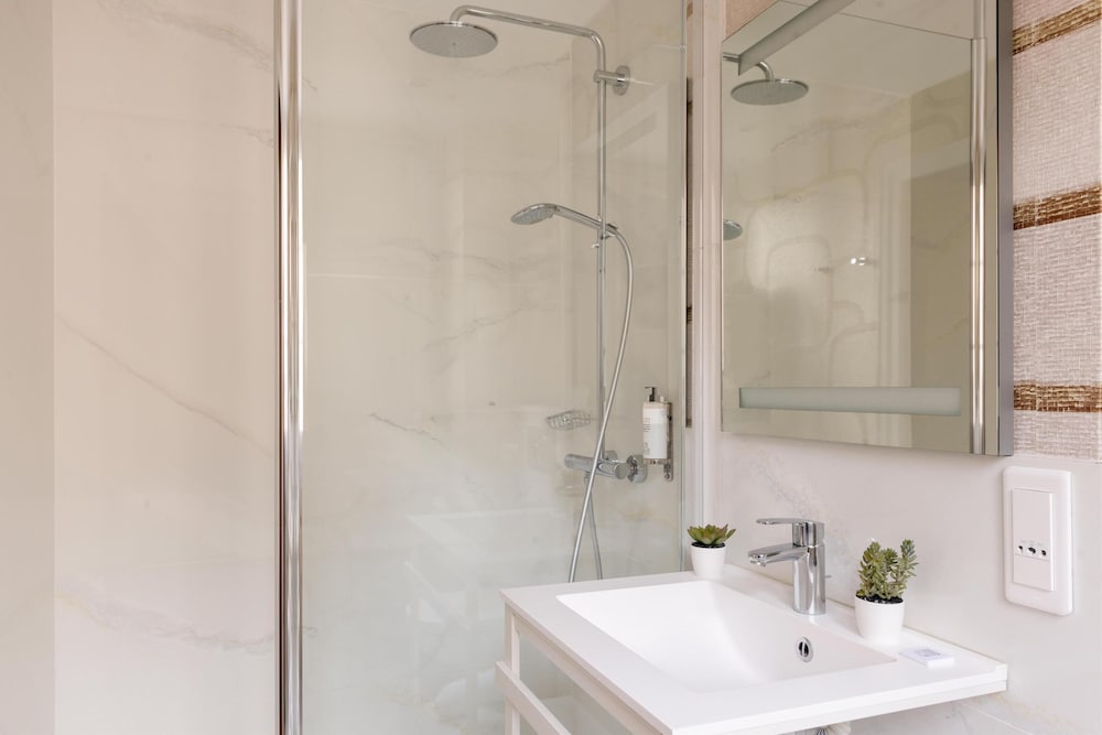 Best Western Hotel Ronceray Opera — Hotel rooms in Paris, Ile-de-France