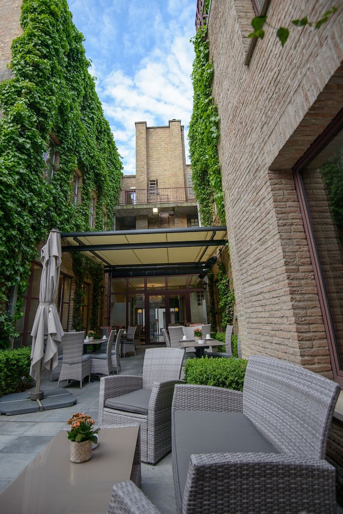 Hotel Acacia — Restaurant & bars in Bruges, Flanders