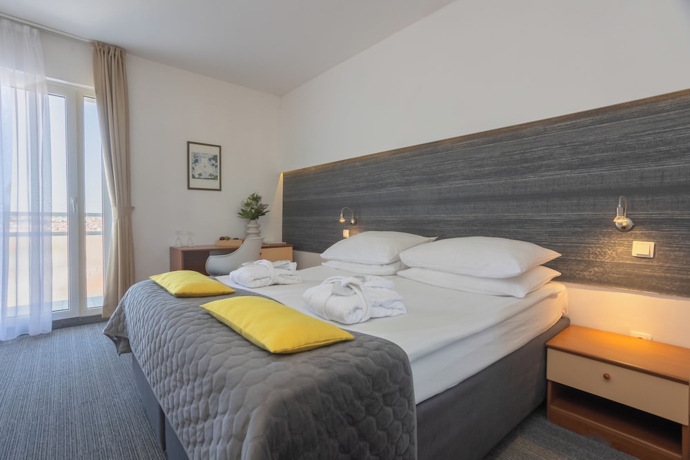 Hotel Punta — Hotel rooms in Vodice, Šibenik-Knin