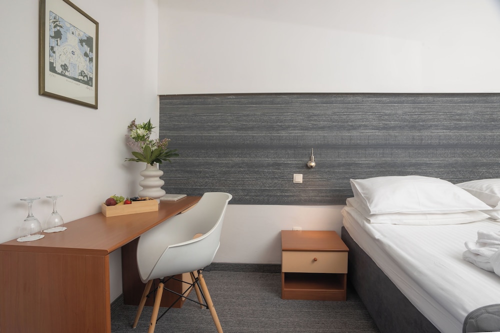 Hotel Punta — Hotel rooms in Vodice, Šibenik-Knin
