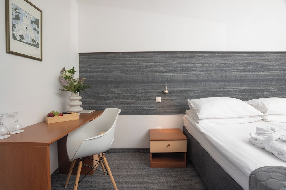 Hotel Punta — Hotel rooms in Vodice, Šibenik-Knin