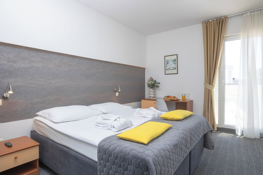 Hotel Punta — Hotel rooms in Vodice, Šibenik-Knin