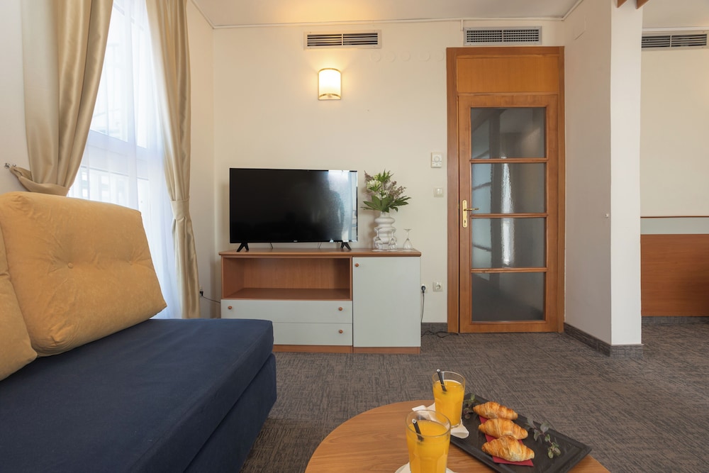 Hotel Punta — Hotel rooms in Vodice, Šibenik-Knin