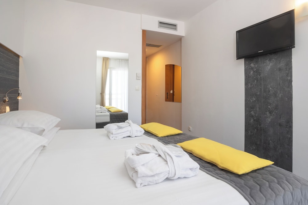 Hotel Punta — Hotel rooms in Vodice, Šibenik-Knin