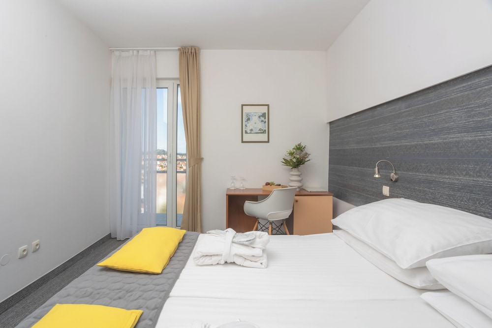 Hotel Punta — Hotel rooms in Vodice, Šibenik-Knin