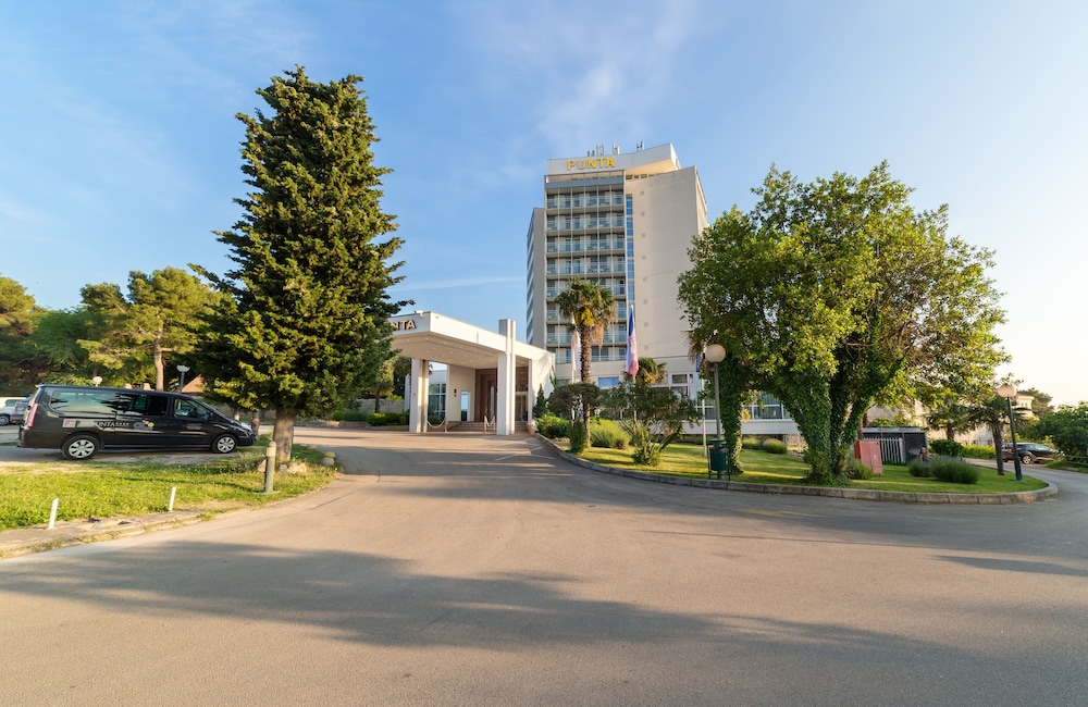 Hotel Punta — Hotel building in Vodice, Šibenik-Knin