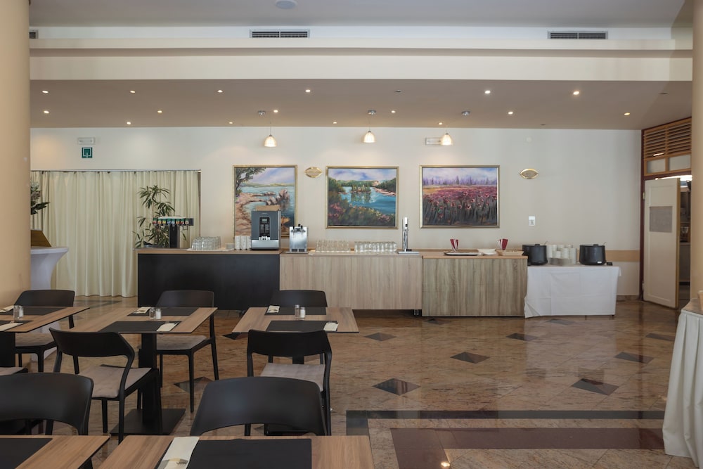 Hotel Punta — Restaurant & bars in Vodice, Šibenik-Knin