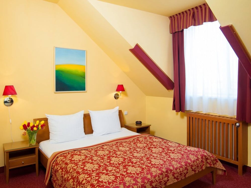 Cloister Inn — Hotel rooms in Prague, Prague