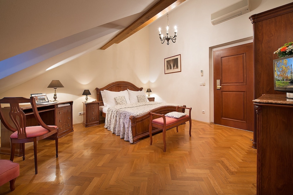 Boutique Hotel Constans — Hotel rooms in Prague, Prague