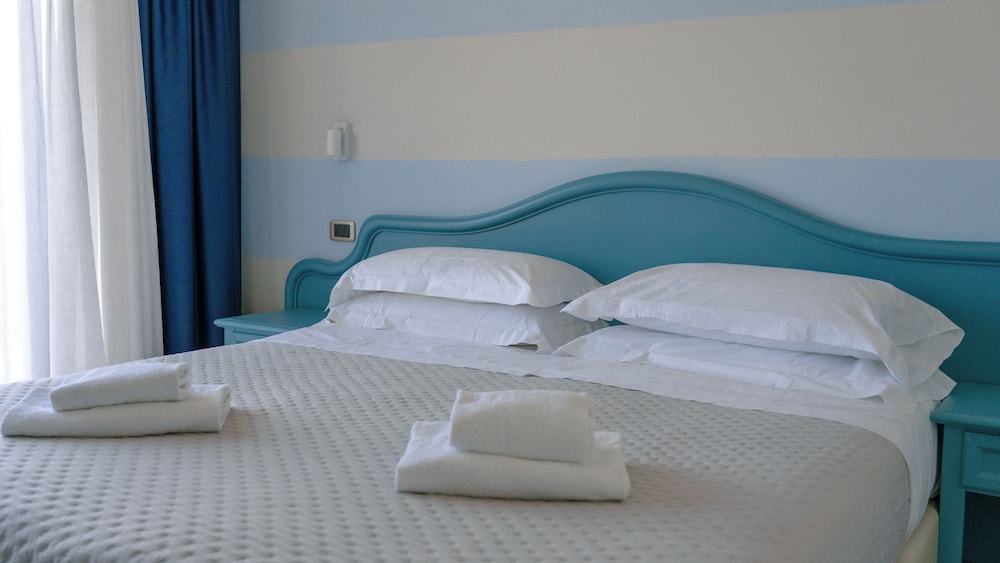 AHG Riva Del Sole Wellness Hotel - Adults Only — Hotel rooms in Moniga, Lombardy