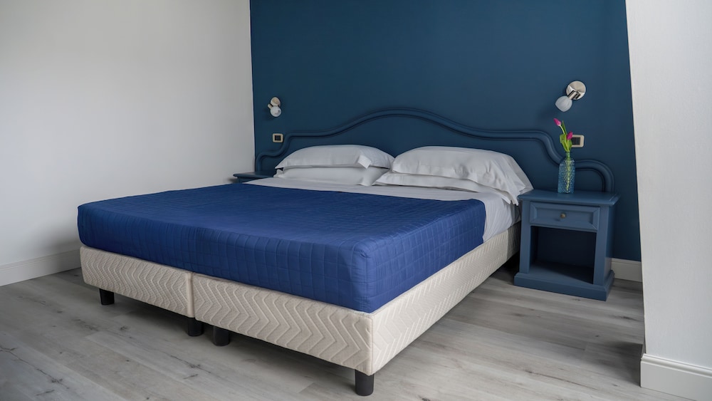 AHG Riva Del Sole Wellness Hotel - Adults Only — Hotel rooms in Moniga, Lombardy