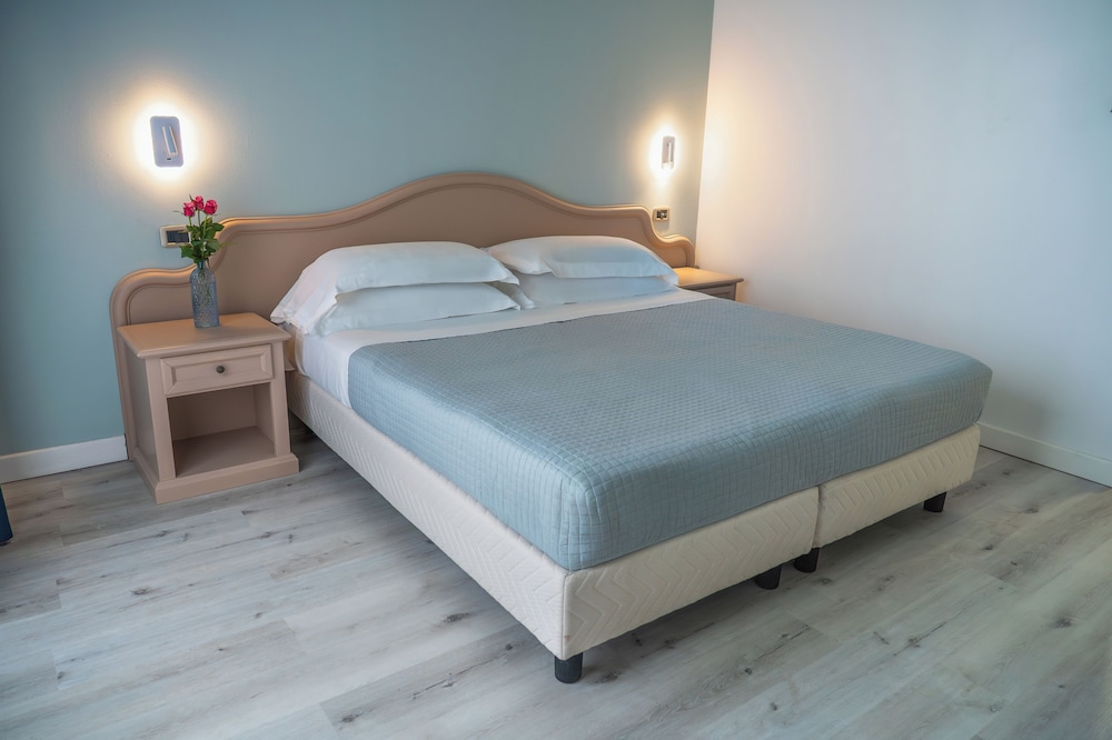 AHG Riva Del Sole Wellness Hotel - Adults Only — Hotel rooms in Moniga, Lombardy