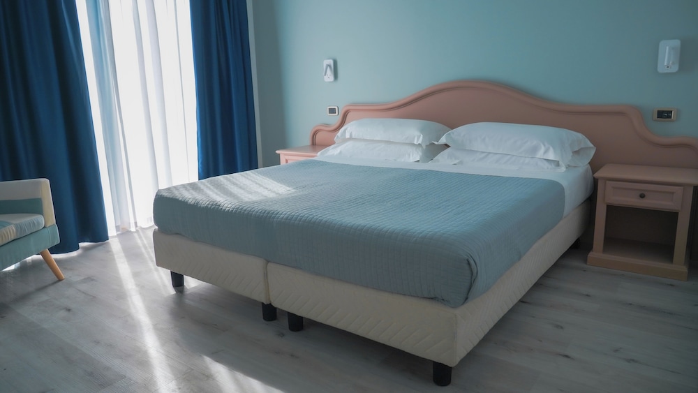 AHG Riva Del Sole Wellness Hotel - Adults Only — Hotel rooms in Moniga, Lombardy