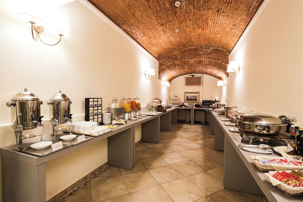 Hotel Embassy — Restaurant & bars in Florence, Tuscany