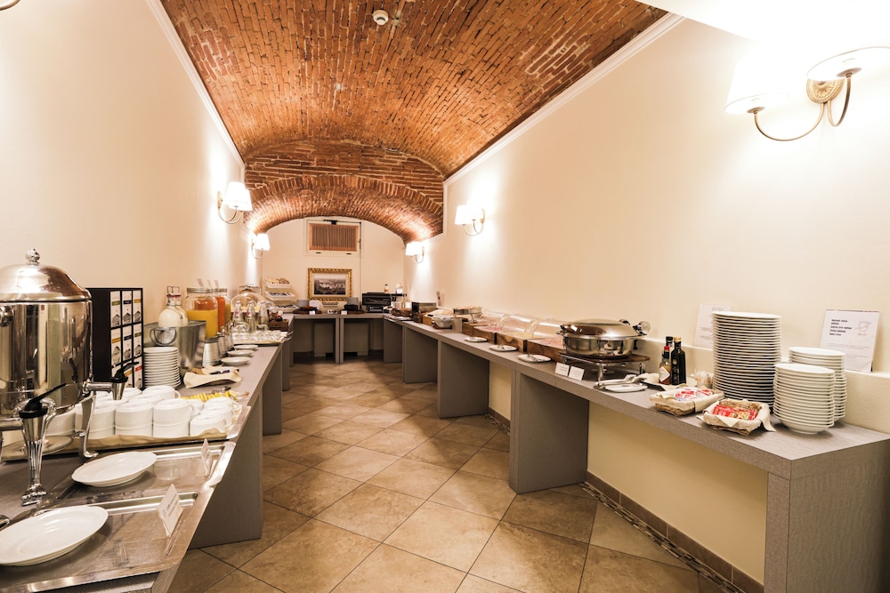 Hotel Embassy — Restaurant & bars in Florence, Tuscany