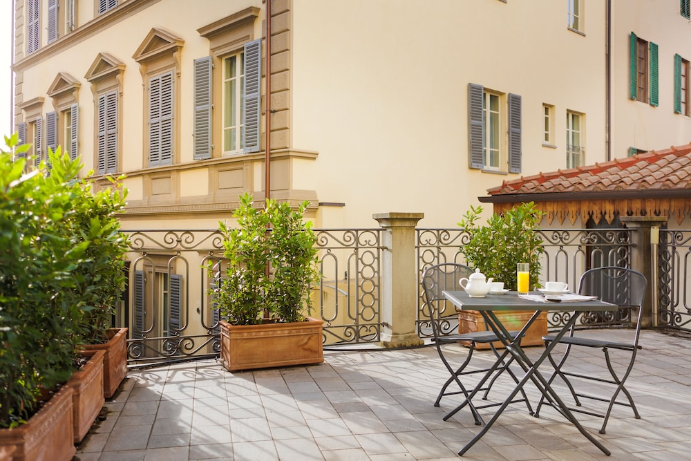 Hotel Embassy — Hotel building in Florence, Tuscany