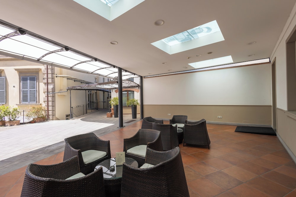 Hotel Embassy — Hotel building in Florence, Tuscany