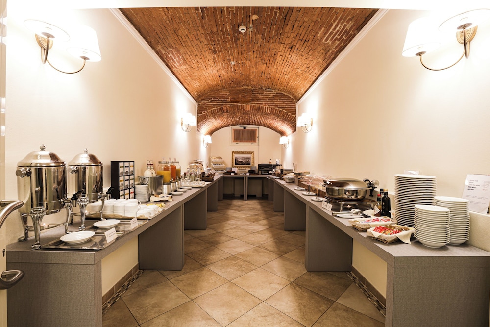 Hotel Embassy — Restaurant & bars in Florence, Tuscany