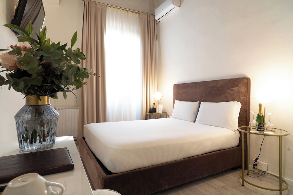 Hotel Ginori al DUOMO — Hotel rooms in Florence, Tuscany
