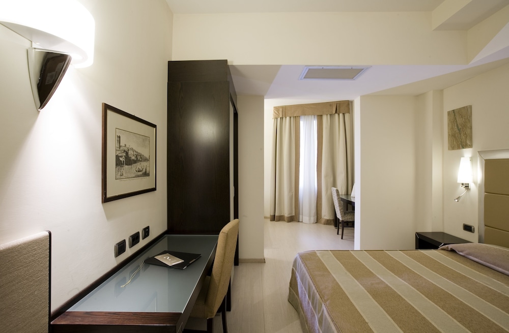 FH55 Grand Hotel Mediterraneo — Hotel rooms in Florence, Tuscany