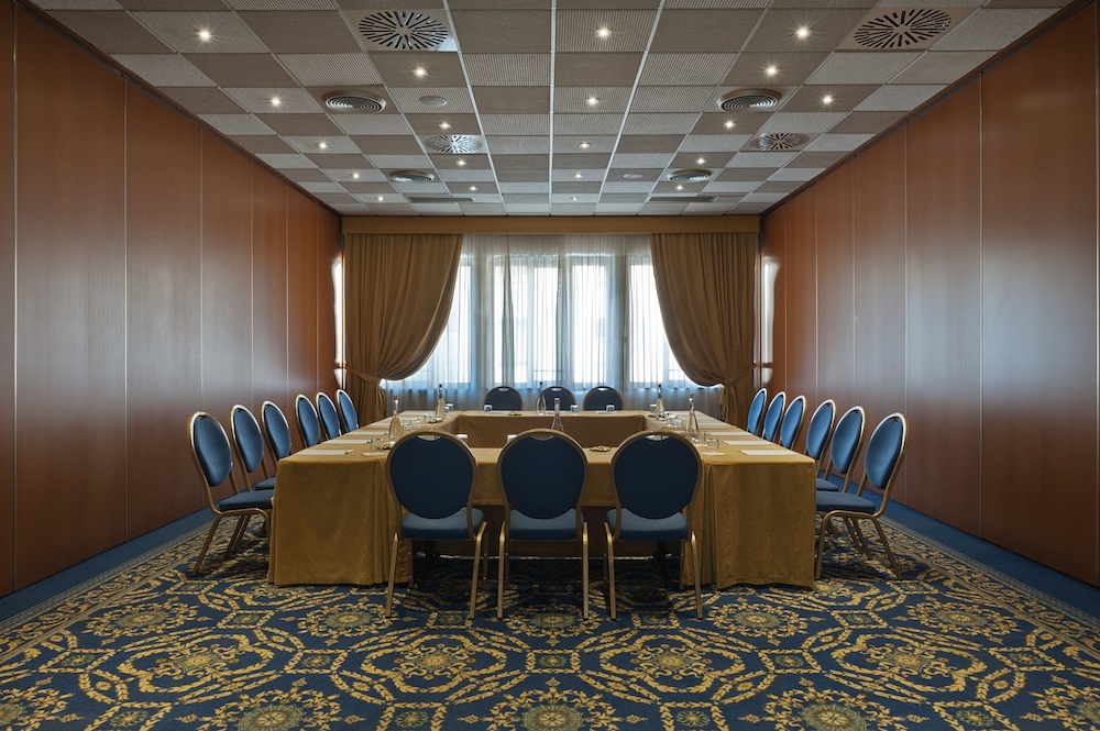 FH55 Grand Hotel Mediterraneo — Hotel building in Florence, Tuscany