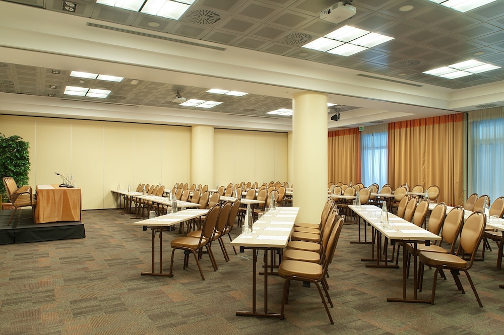 FH55 Grand Hotel Mediterraneo — Hotel building in Florence, Tuscany