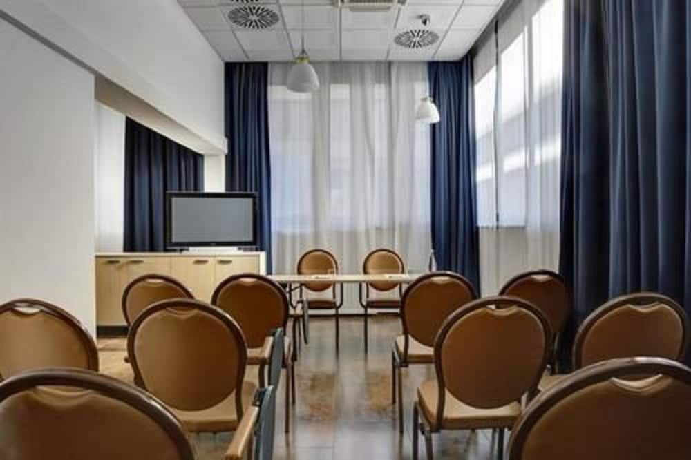 FH55 Grand Hotel Mediterraneo — Hotel building in Florence, Tuscany
