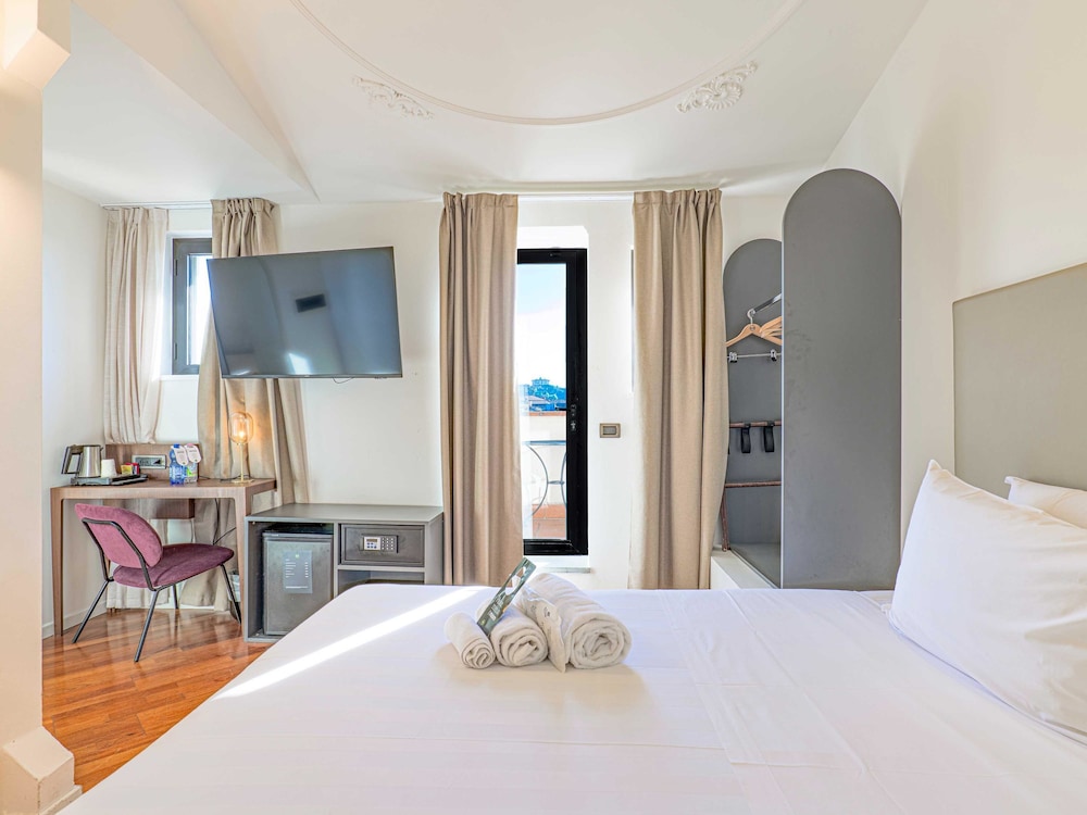 B&B Hotel Firenze Laurus al Duomo — Hotel rooms in Florence, Tuscany