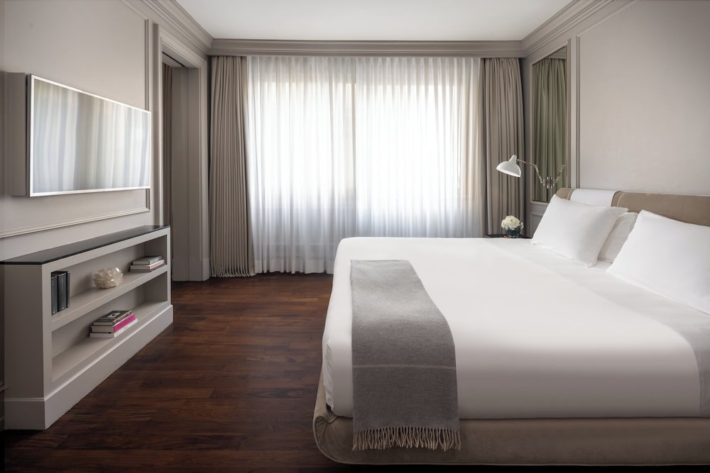 Portrait Firenze - Lungarno Collection — Hotel rooms in Florence, Tuscany