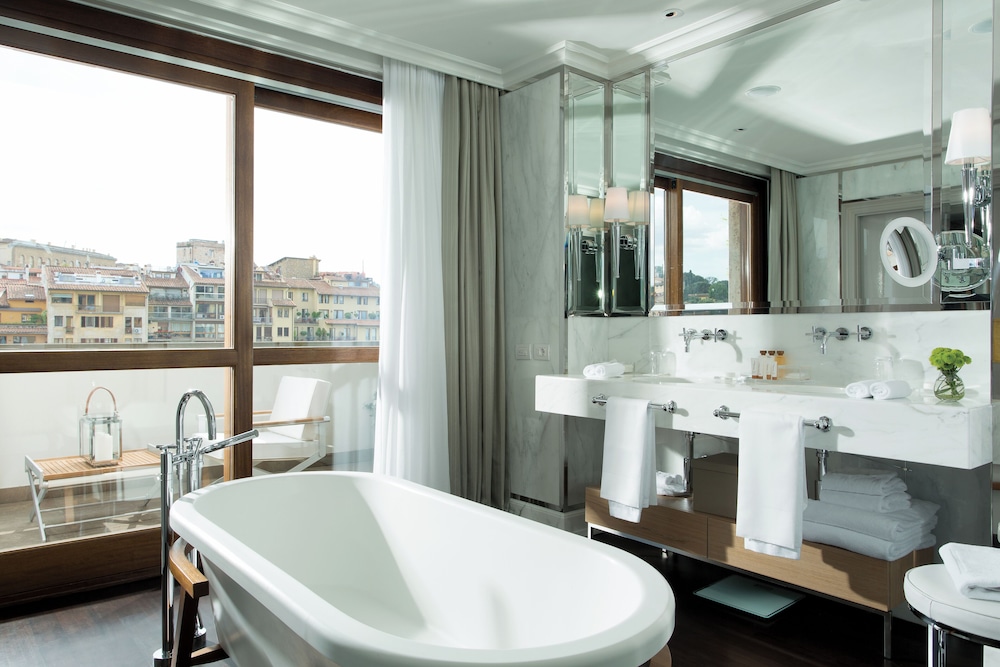 Portrait Firenze - Lungarno Collection — Hotel rooms in Florence, Tuscany