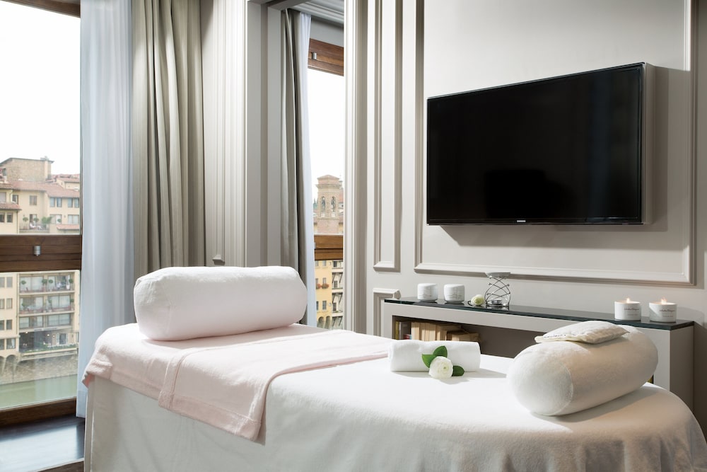 Portrait Firenze - Lungarno Collection — Hotel rooms in Florence, Tuscany