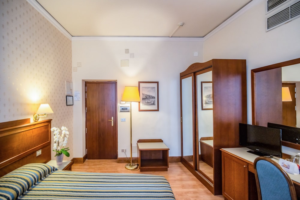 Hotel Martelli — Hotel rooms in Florence, Tuscany
