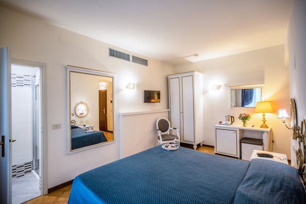 Hotel Martelli — Hotel rooms in Florence, Tuscany