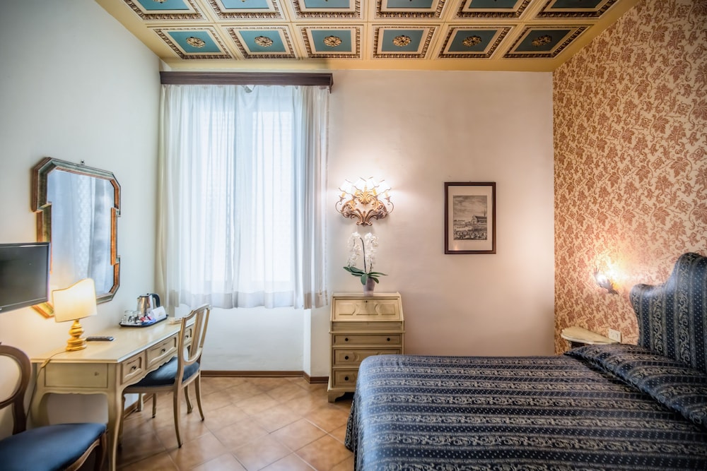 Hotel Martelli — Hotel rooms in Florence, Tuscany