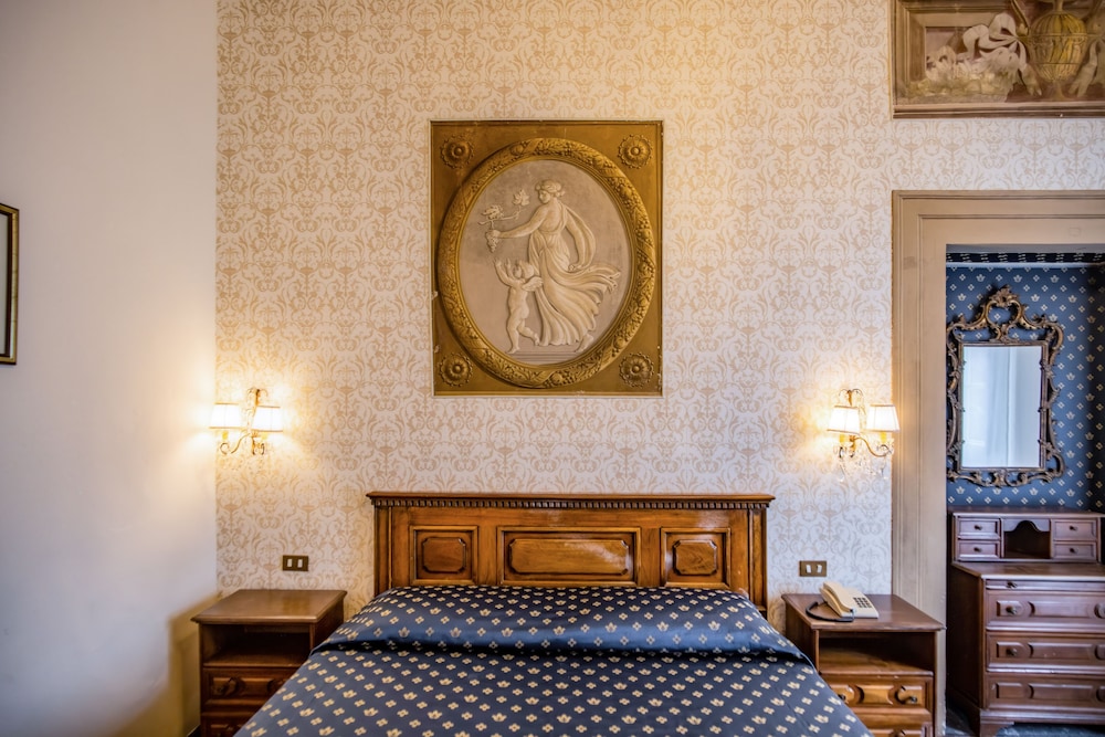 Hotel Martelli — Hotel rooms in Florence, Tuscany
