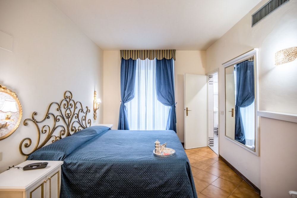 Hotel Martelli — Hotel rooms in Florence, Tuscany