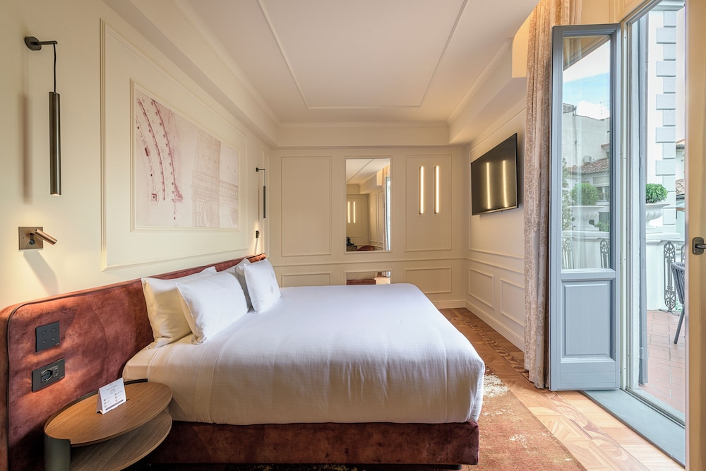 Palazzo Montebello — Hotel rooms in Florence, Tuscany