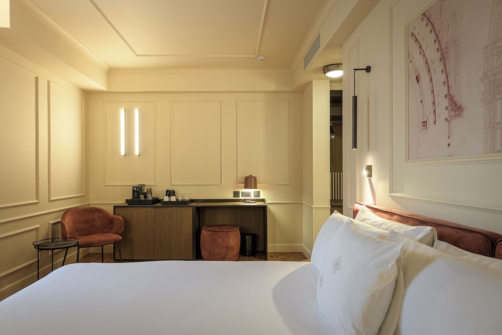 Palazzo Montebello — Hotel rooms in Florence, Tuscany