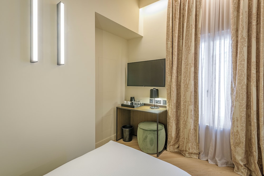 Palazzo Montebello — Hotel rooms in Florence, Tuscany