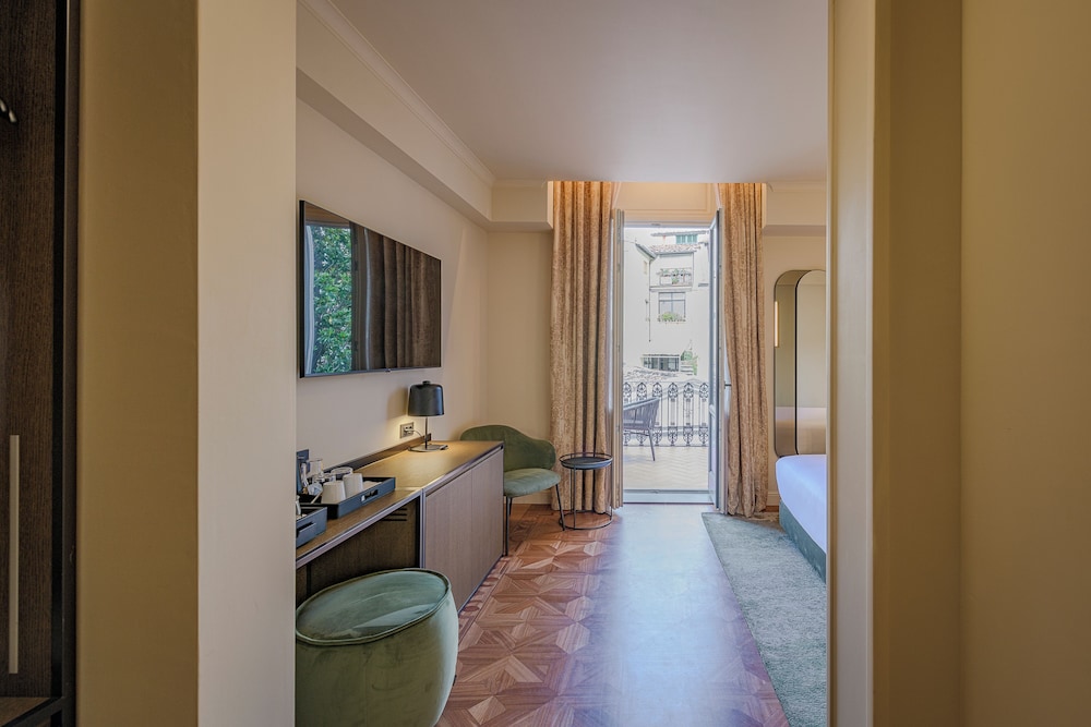 Palazzo Montebello — Hotel rooms in Florence, Tuscany
