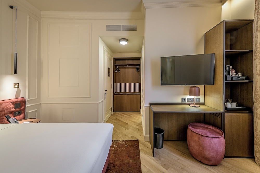 Palazzo Montebello — Hotel rooms in Florence, Tuscany